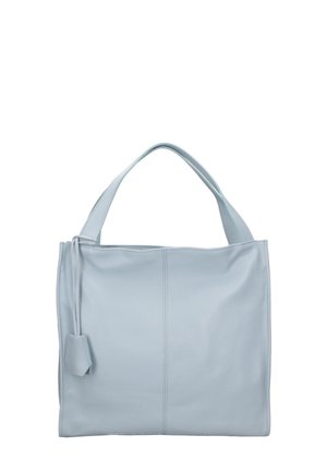 Sac fourre-tout en cuir bleu clair avec une texture lisse, deux poignées robustes et une petite étiquette amovible. Design minimaliste avec des lignes de couture subtiles.