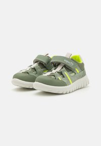 Scarpe sportive verdi con una parte superiore testurizzata, dettagli grigio chiaro e una chiusura in velcro. Presentano una suola imbottita e dettagli gialli riflettenti.