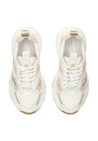 Sneakers bianchi in mesh e suede beige con accenti dorati, caratterizzati da una punta arrotondata, design con lacci e suola testurizzata.