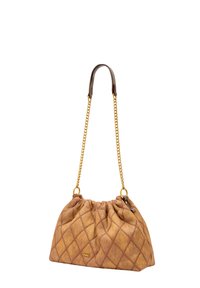 Quiltet brun stof håndtaske med en guldkæde-strop og brune læderdetaljer. Har en snørreforsegling og diamantmønster.