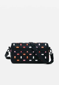 Schwarze gewebte Tasche mit bunten rechteckigen Akzenten in Pink, Weiß und Orange. Verfügt über einen abnehmbaren Schultergurt und einen Klappenverschluss.