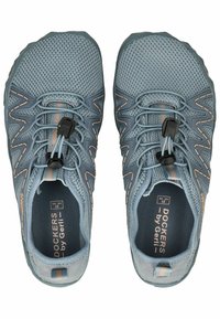 Niebieskie siateczkowe buty sportowe o elastycznej konstrukcji, z elastycznymi sznurowadłami i subtelnymi pomarańczowymi akcentami po bokach i na podeszwie. Etykieta producenta wewnątrz.
