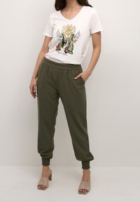 Cream Pantalones deportivos - green