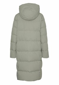 Abrigo largo acolchado en verde claro, con capucha, diseño acolchado y mangas largas. Textura suave con un relleno uniforme en toda su extensión.