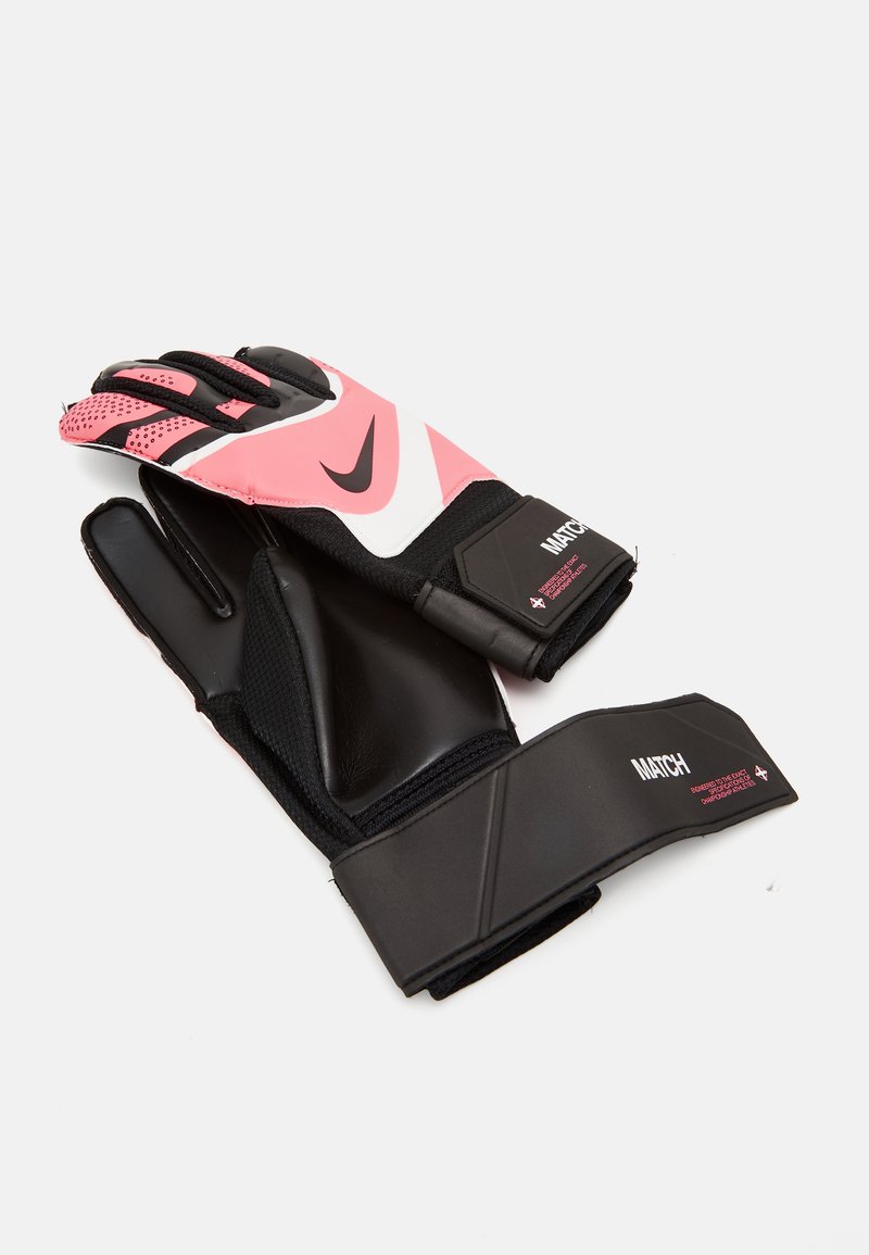 Para czarnych i różowych rękawic bramkarskich Nike z paskami na nadgarstek oznaczonymi napisem "MATCH" na białym tle.