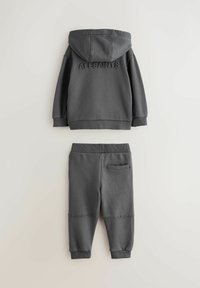 smALLSAINTS EMBOSSED LOGO AND JOGGERS SET - Verryttelypuku - charcoal grey