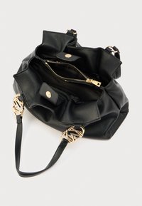 Μαύρη δερμάτινη τσάντα χειρός με υφή στην επιφάνεια, χρυσά μεταλλικά στοιχεία, δύο χερούλια και εσωτερική τσέπη με φερμουάρ. Σχεδιασμός ανοιχτού πάνω μέρους.