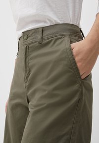 s.Oliver REGULAR BERMUDA - Shorts - olivgrün