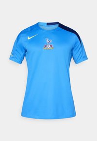 Zils Nike krekls ar īsām piedurknēm, apaļu kakla izgriezumu, kura krūtīs ir kluba logo un kontrastējoši tumši zili plecu akcenti.