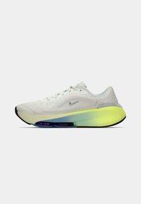 Nike trkačka cipela s laganim bijelim mrežastim gornjim dijelom, srednjim dijelom u gradijentu žute do plave boje, izraženim jastučićima za amortizaciju i crnim potplatom.