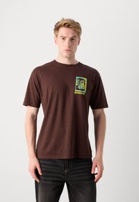 Scotch & Soda RELAXED brązowy