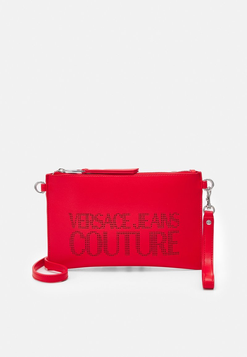 Punainen suorakaiteen muotoinen clutch-laukku, jossa on rei'itetty "Versace Jeans Couture" -logo, irrotettava käsivarsi ja ylhäällä oleva vetoketjusuljin.