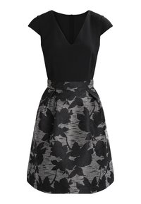 Robe noire à manches courtes avec corsage en V et jupe évasée avec motif floral noir texturé sur fond gris.