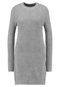Robe pull grise en tricot avec un motif texturé, manches longues, encolure ronde et poignets et ourlet côtelés. Longueur modérée, design décontracté.