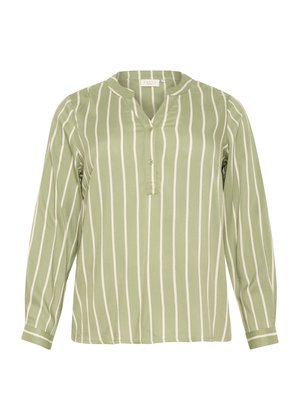 Hele roheline pikakä sleeve särk vertikaalsete valgete triipudega, V-kaelusega ja nööbiga kaeluses. Sile kangas ja lõdvestunud lõige.