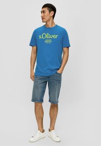 s.Oliver MIT GROSSEM LABEL - T-shirt print - royalblau