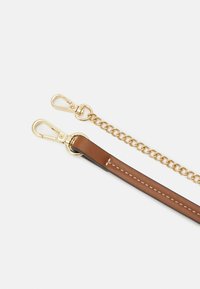 Cinturino in pelle marrone con accessori in oro, che presenta una sezione a catena e due attacchi a gancio. Texture liscia con cuciture a contrasto.