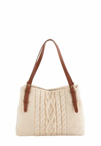Bolso de mano tejido color crema con patrones de trenzas, con asas de cuero marrón y herrajes dorados. Diseño espacioso y con textura.