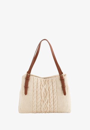 Bolso de mano tejido color crema con patrones de trenzas, con asas de cuero marrón y herrajes dorados. Diseño espacioso y con textura.