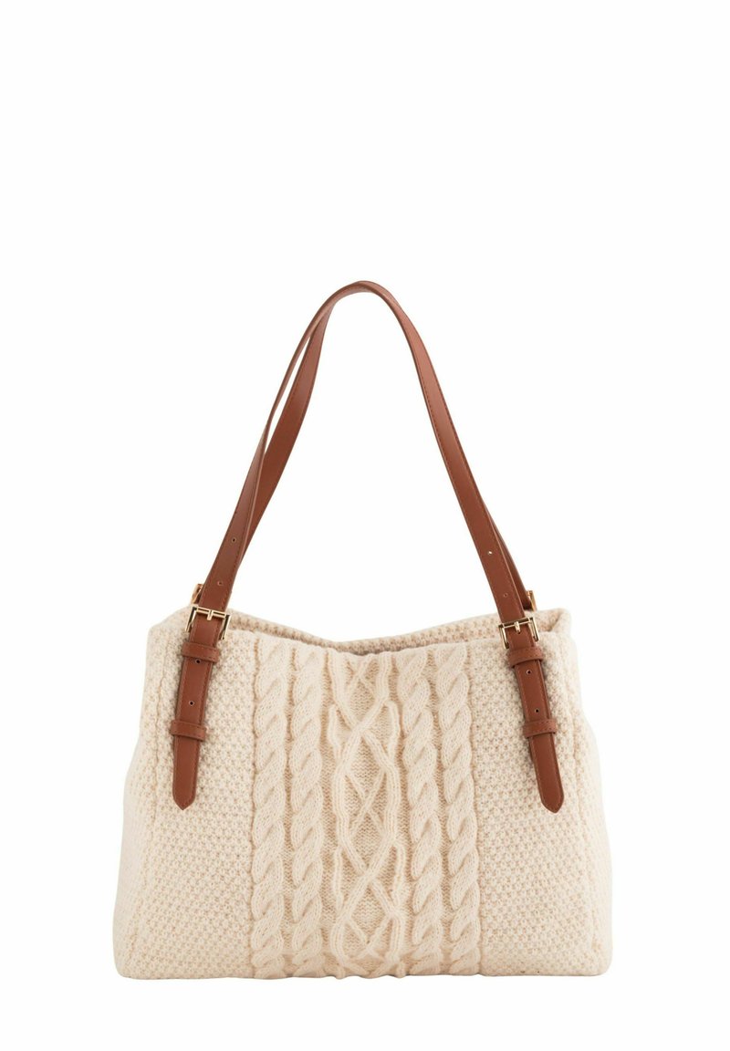 Bolso de mano tejido color crema con patrones de trenzas, con asas de cuero marrón y herrajes dorados. Diseño espacioso y con textura.