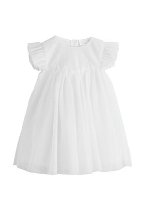 Hvid kjole med korte flæseærmer, tætsiddende liv og en udvidet, rynket nederdel. Blødt stof med subtil struktur og lukning med knapper bagpå.