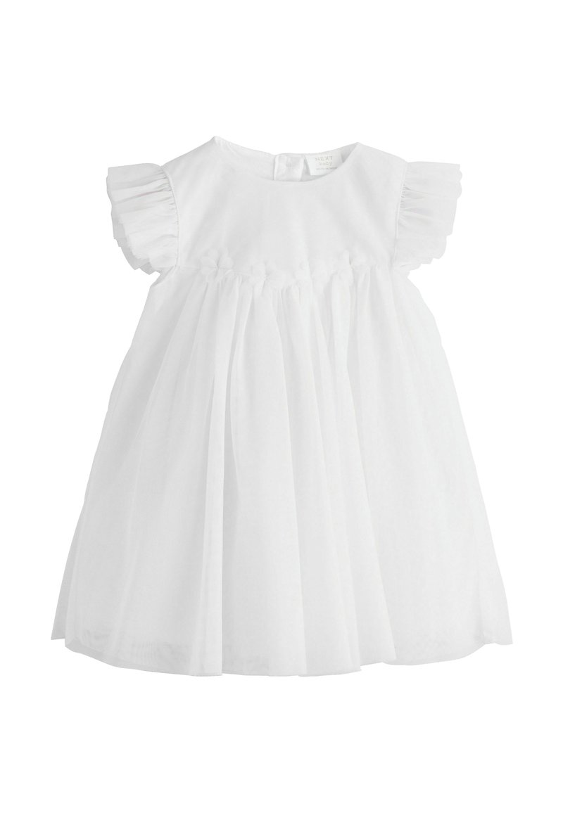 Robe blanche avec manches courtes à volants, corsage ajusté et jupe évasée et froncée. Tissu doux avec une texture subtile et fermeture au dos par boutons.