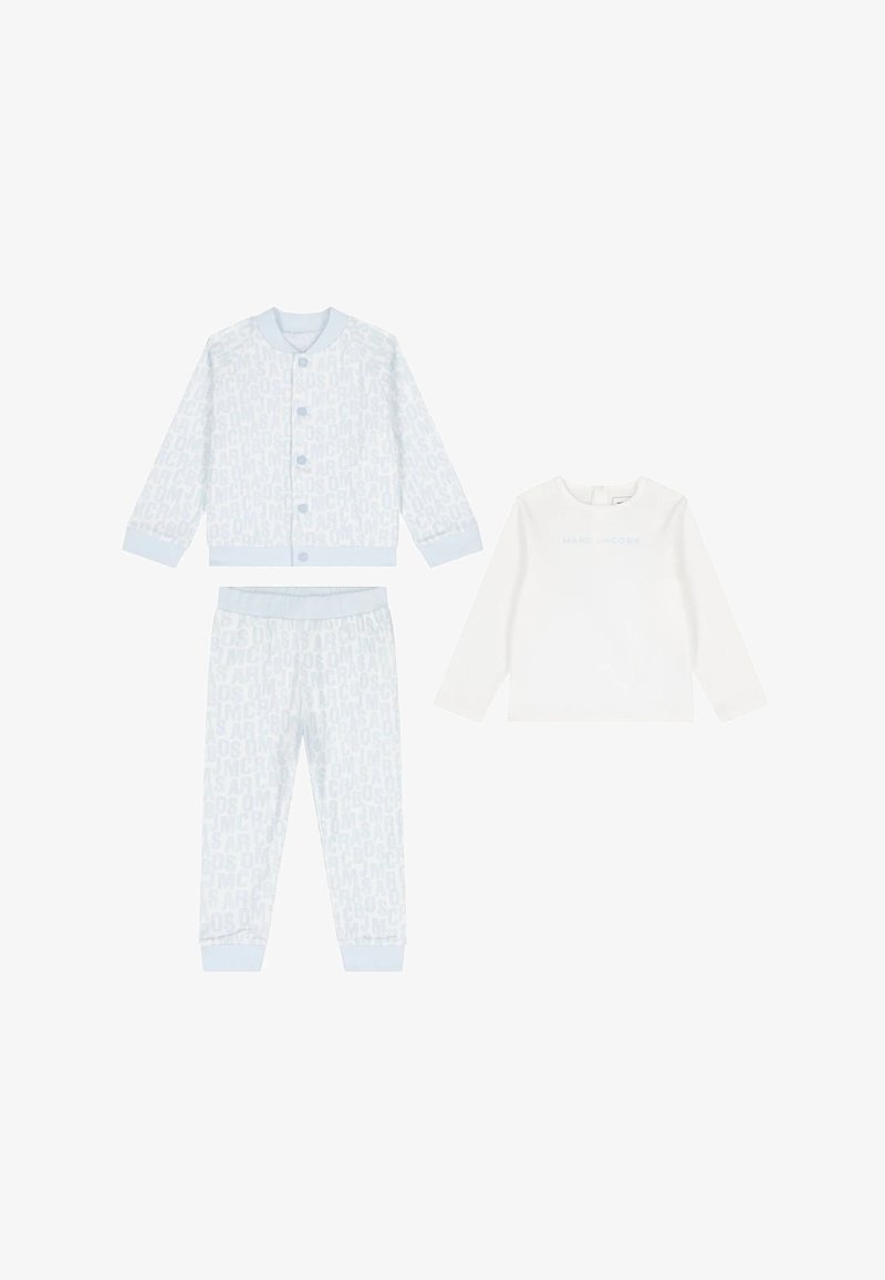 Pigiama per bambini in tre pezzi di colore blu chiaro e bianco. Include una giacca con motivo, pantaloni abbinati e una maglietta a maniche lunghe semplice.