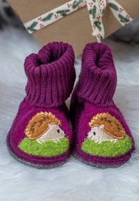 Lila Filz-Booties mit einem gerippten Bündchen. Mit Igel-Stickerei auf einem grünen Fleck. Weiche Textur mit genähten Details und flexiblen Sohlen.