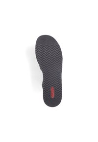Suola di scarpa in gomma nera con motivo a zigzag, dotata di un logo rosso. La superficie è texturizzata per una presa migliore, con una punta arrotondata e un design piatto.