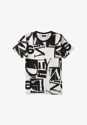 Kurzärmliges T-Shirt aus weißer Baumwolle mit einem auffälligen schwarzen Grafikdruck, der verschiedene Buchstaben und Zahlen zeigt. Schwarzer gerippter Rundhalsausschnitt.