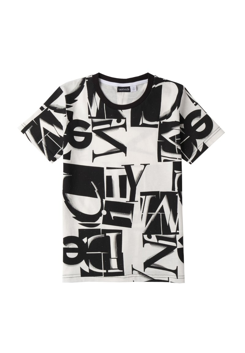 Koszulka z krótkim rękawem w białym kolorze z bawełny, z odważnym czarnym nadrukiem graficznym, na którym znajdują się różne litery i cyfry. Czarny ściągacz przy okrągłym dekolcie.