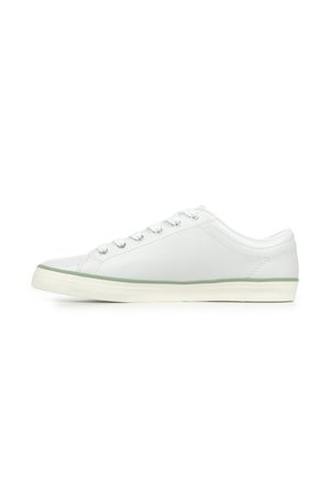 Witte lage sneaker met veters, groene streepdetail op de zool, glad leren bovenwerk en afgeronde neus, zijaanzicht.