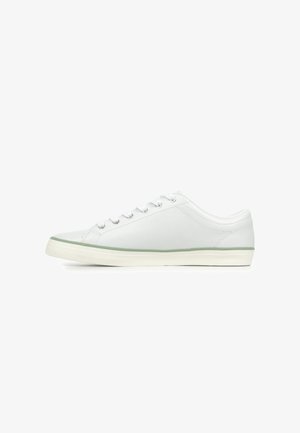 Witte lage sneaker met veters, groene streepdetail op de zool, glad leren bovenwerk en afgeronde neus, zijaanzicht.