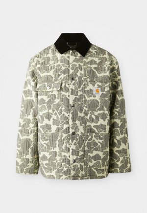 Camo-mønsteret jakke i grøn og grå stof med en sort kordfløjlskrave, som har to frontlommer og et logo-patch på brystet.