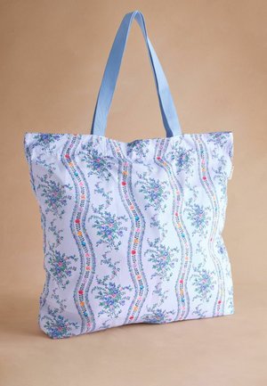 Blaue Blumentasche mit gemustertem Design, das farbenfrohe Blumen und Ranken zeigt, vor einem neutralen braunen Hintergrund.