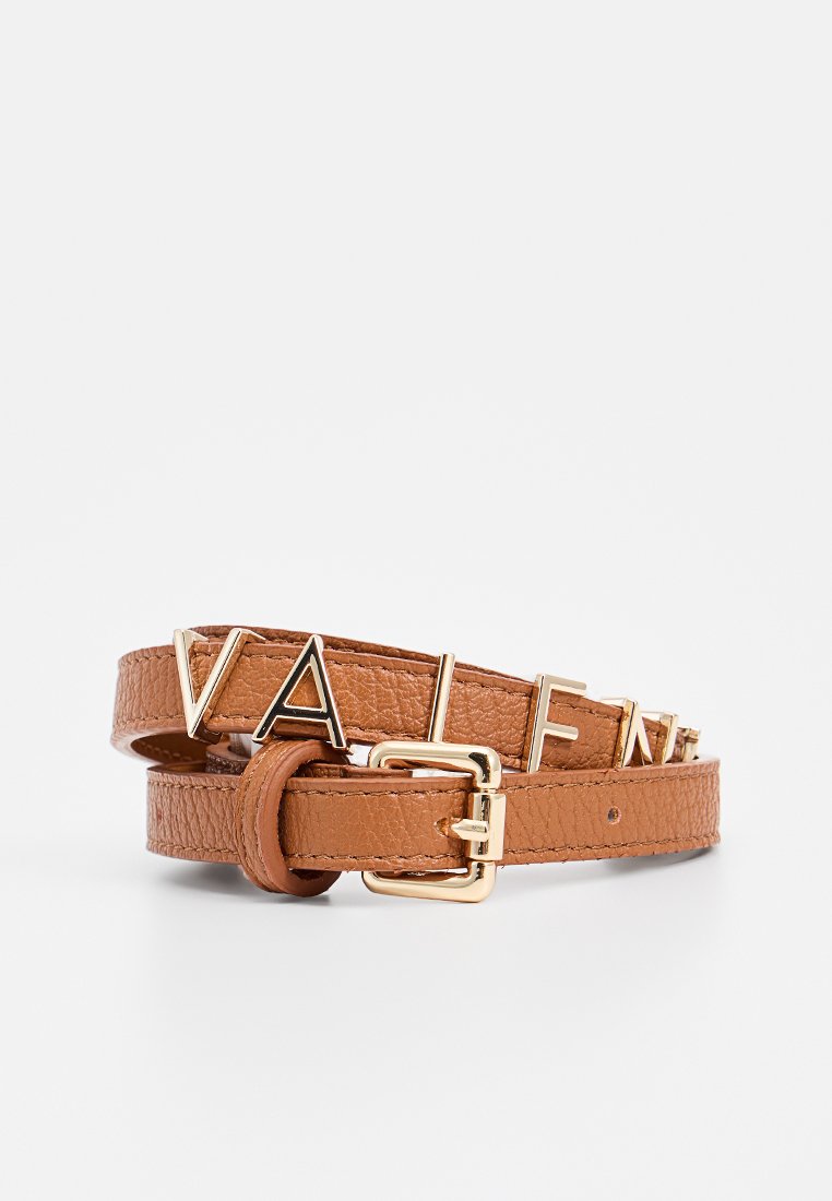 Cintura in pelle tan con accenti in oro che formano la parola "VALENT". La cintura ha una texture liscia e una fibbia quadrata in metallo.