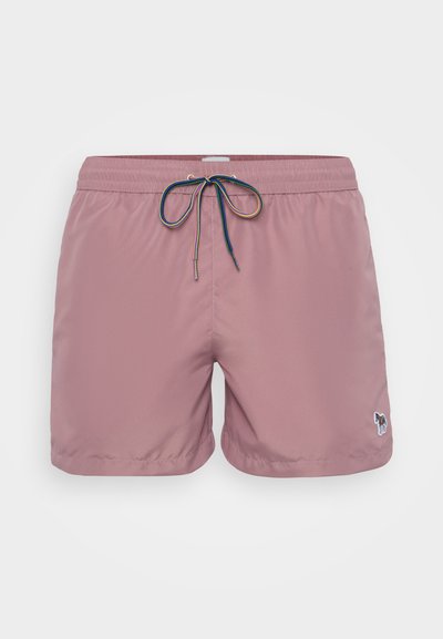 Shorts de bain roses avec une taille à cordon de serrage, ornés d'un lien multicolore et d'un petit logo en bas à droite. Tissu lisse et léger.