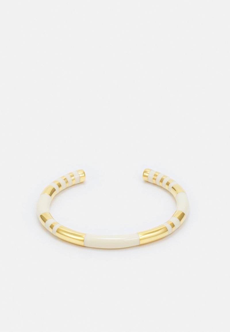 Kuld- ja kreemikarva käevõru, millel on sile, torujas disain, vaheldumisi tekstureeritud kuldsete aktsentide ja triibuliste mustritega.