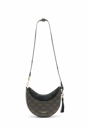 Borsa a spalla marrone con motivo, dal design curvo, con dettagli in pelle nera, tracolla removibile e un tassello decorativo sul lato.
