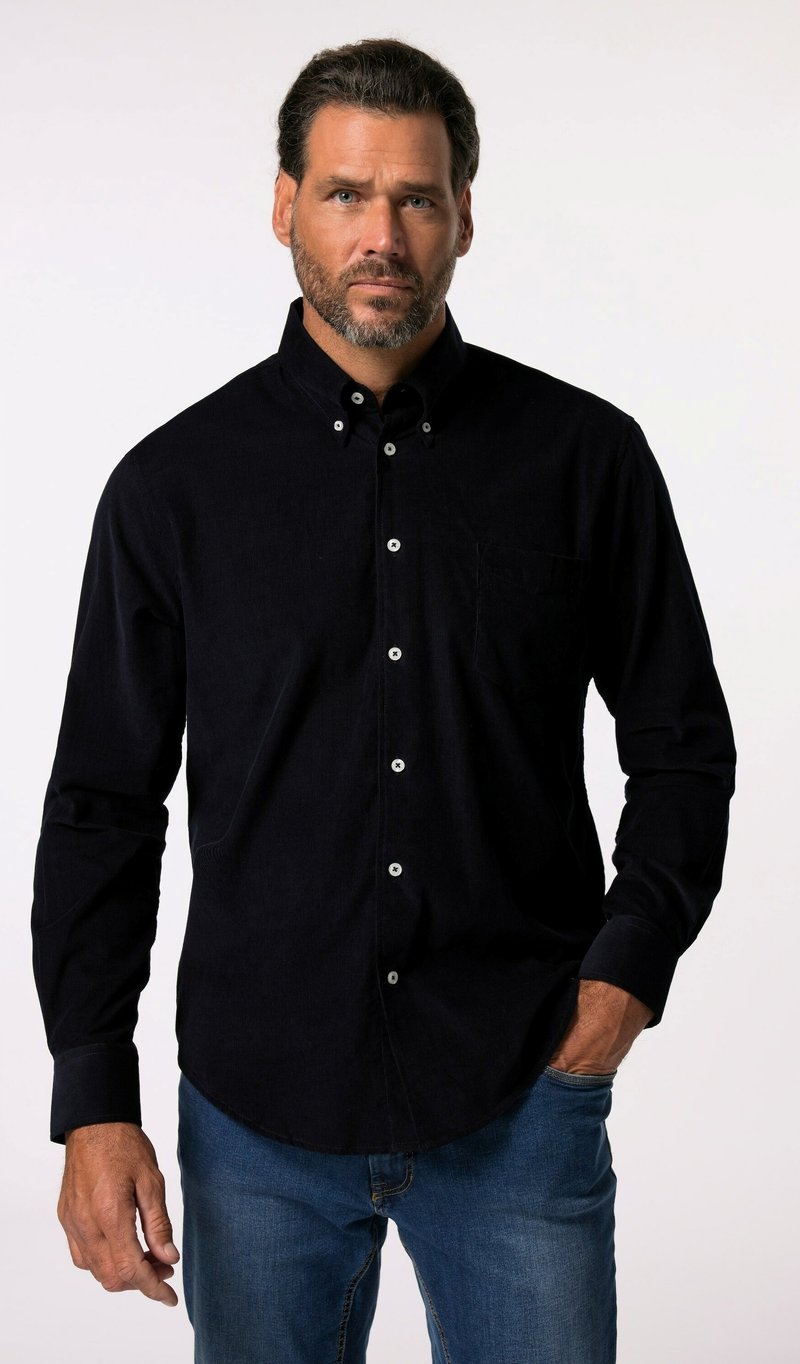 Camicia di velluto a coste blu navy con maniche lunghe, colletto button-down, tasca frontale e botttoni bianchi, abbinata a jeans blu.