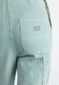 Dickies CLASSIC HICKORY  - Jardineiras - lincoln green