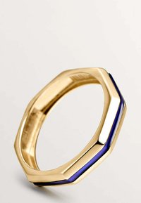 Anillo octagonal en tono dorado con una superficie lisa y pulida, adornado con un acento de esmalte azul a lo largo de su borde.