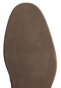 Suela de zapato marrón con textura acanalada horizontal, acabado suave, forma ligeramente contorneada y bordes redondeados, diseñada para ofrecer agarre y comodidad.