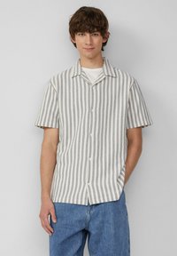 Korte mouwen, button-up shirt gemaakt van lichtgewicht stof met blauwe verticale strepen op een witte achtergrond, met een camp collar.