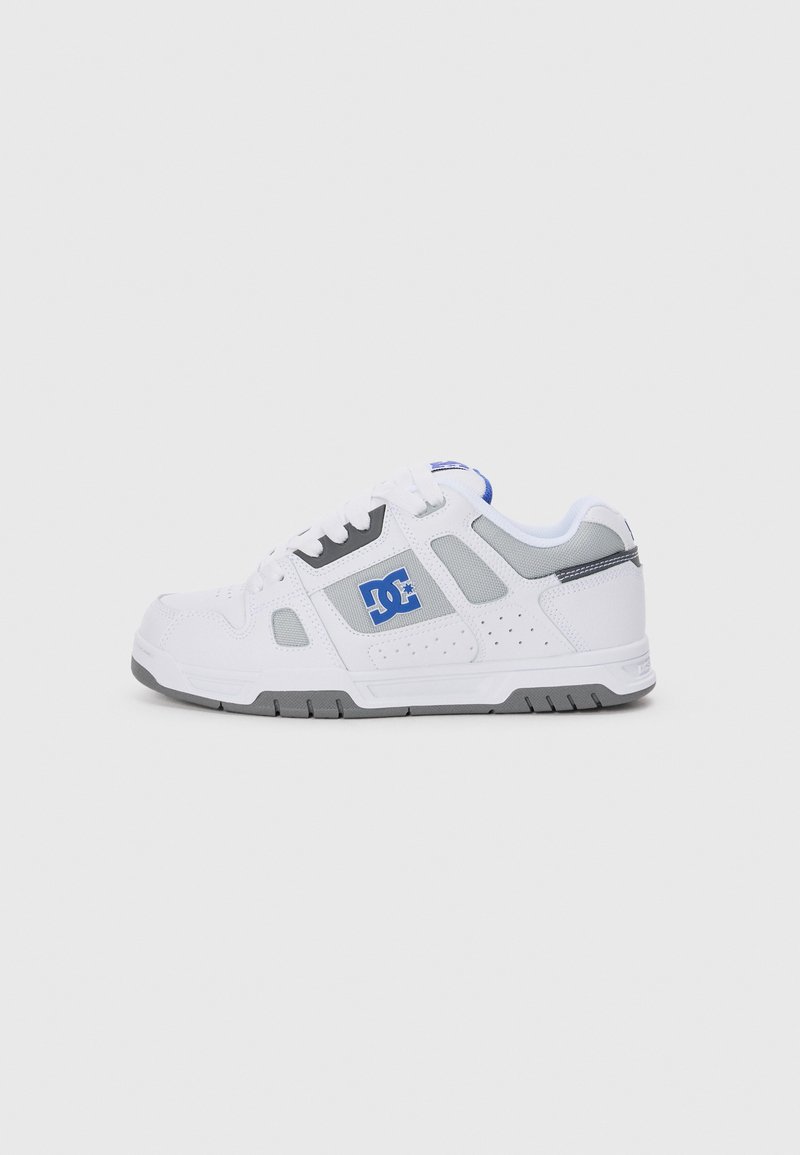Hvide sneakers med grå detaljer, perforerede sider og blåt logo. Har en polstret tunge og en gedigen sål, designet til komfort.