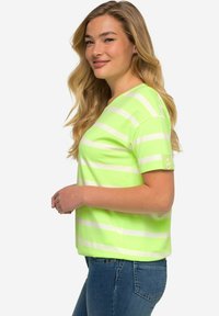 LAURASØN RINGEL RUNDHALS - Camiseta estampada - neon lemon
