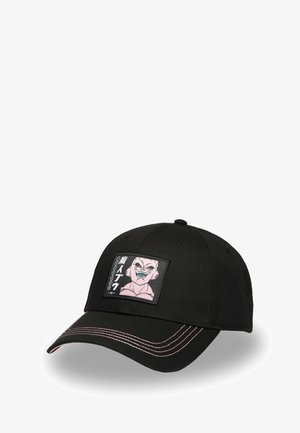 Casquette de baseball noire avec des coutures accentuées en rose. Présente un patch carré affichant un personnage avec un visage vert et une expression exagérée.