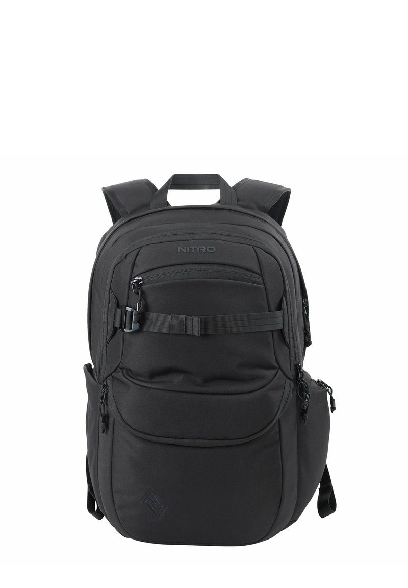 Zaino nero in nylon con spallacci imbottiti, molteplici scomparti con zip e una maniglia superiore. Presenta hardware regolabile e un design elegante.