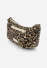 Sac bandoulière à imprimé léopard en beige et noir avec une fermeture éclair dorée et un détail de boucle, fabriqué en tissu durable avec une finition texturée.