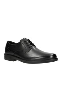 Scarpa da uomo in pelle nera con finitura liscia, punta arrotondata e design tradizionale con lacci. Presenta cuciture sottili e un tacco basso impilato.